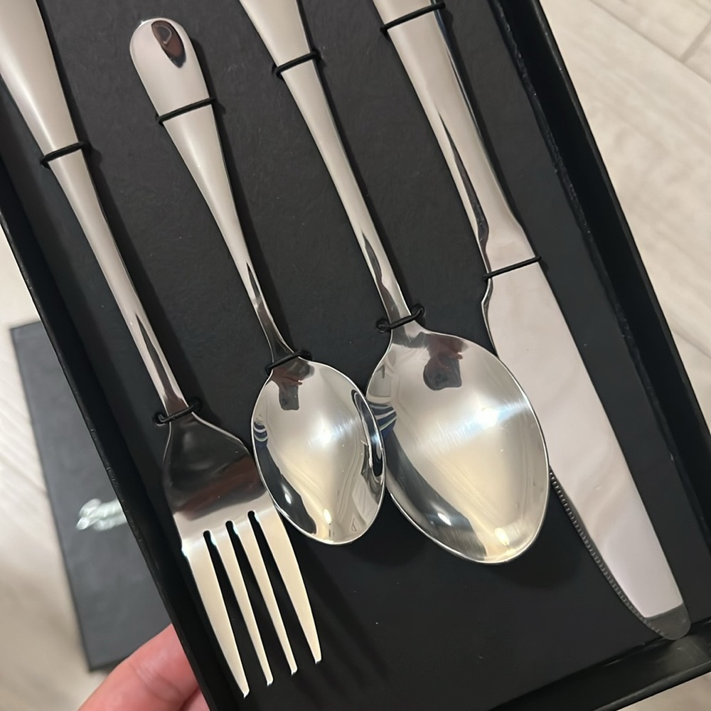 Dining Utensils Set - Picture 2 of 3